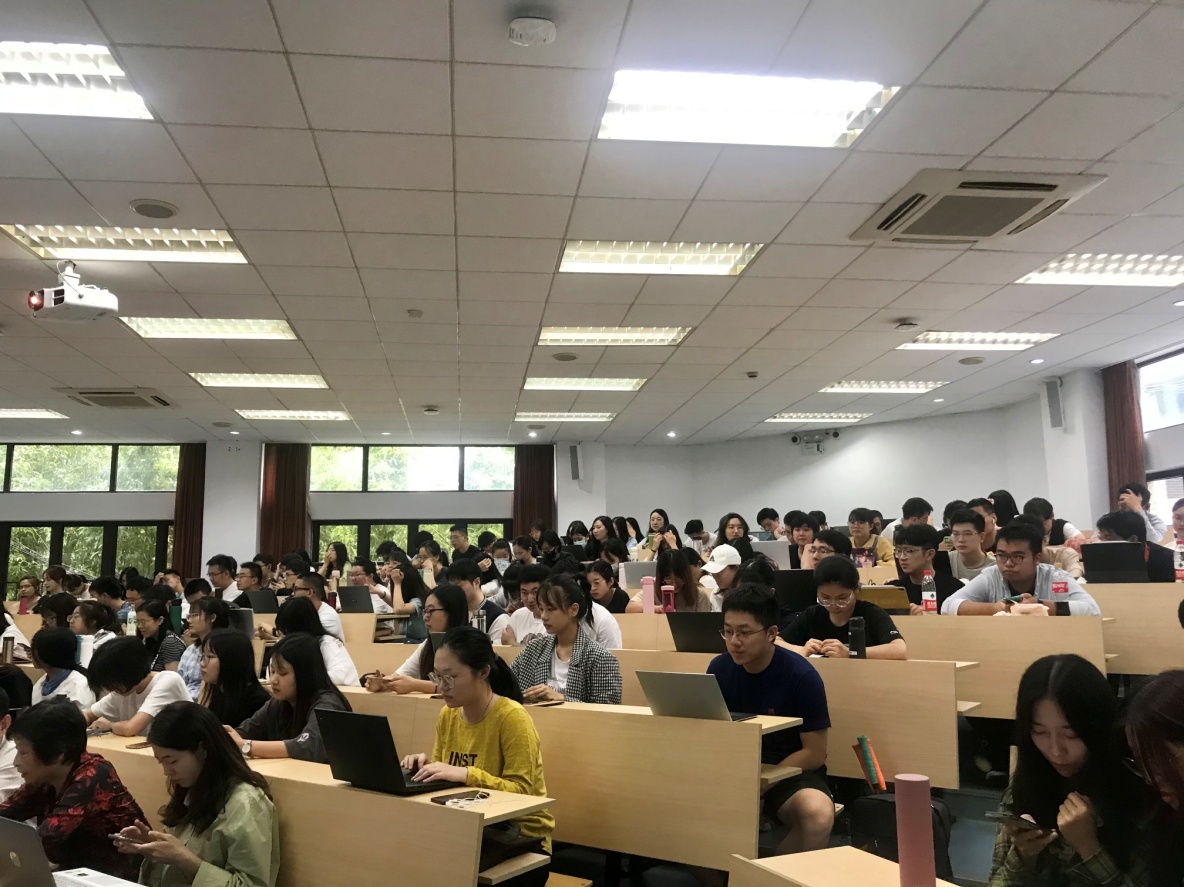 大厅里的人们  描述已自动生成