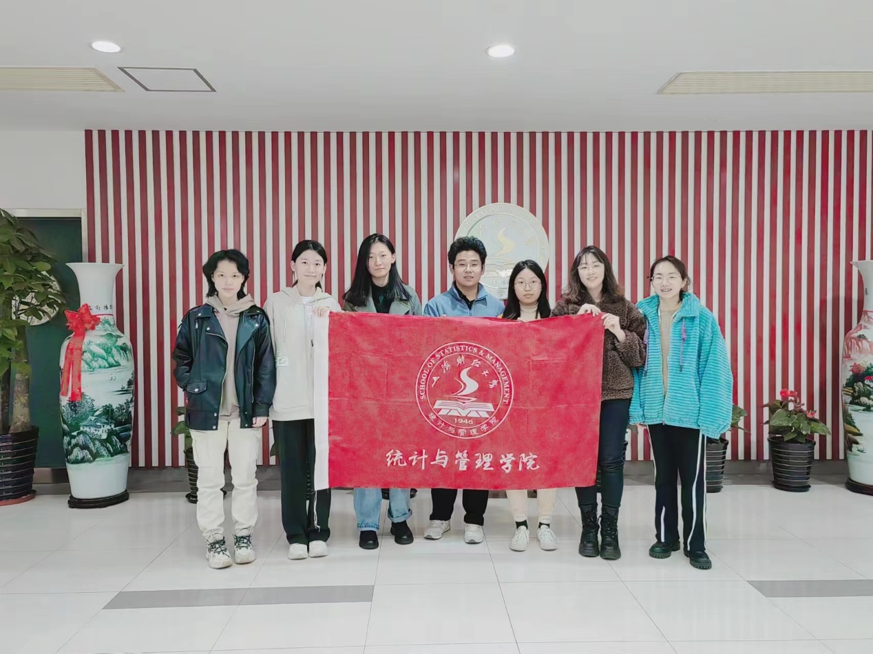 一群人站在室内  描述已自动生成