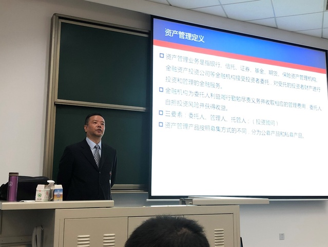 电脑前的人  描述已自动生成