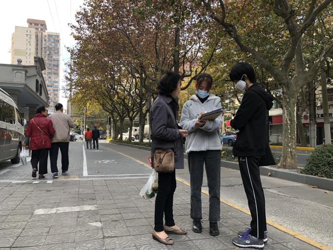 一些人在街道上走  描述已自动生成