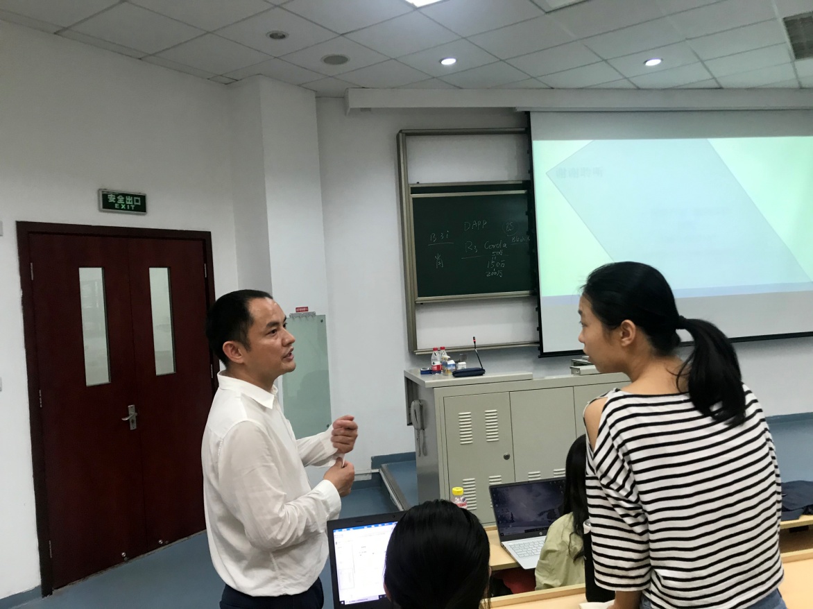 图片包含 室内, 天花板, 人, 站 描述已自动生成