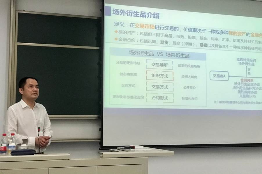 图片包含 室内, 男人, 桌子, 前 描述已自动生成