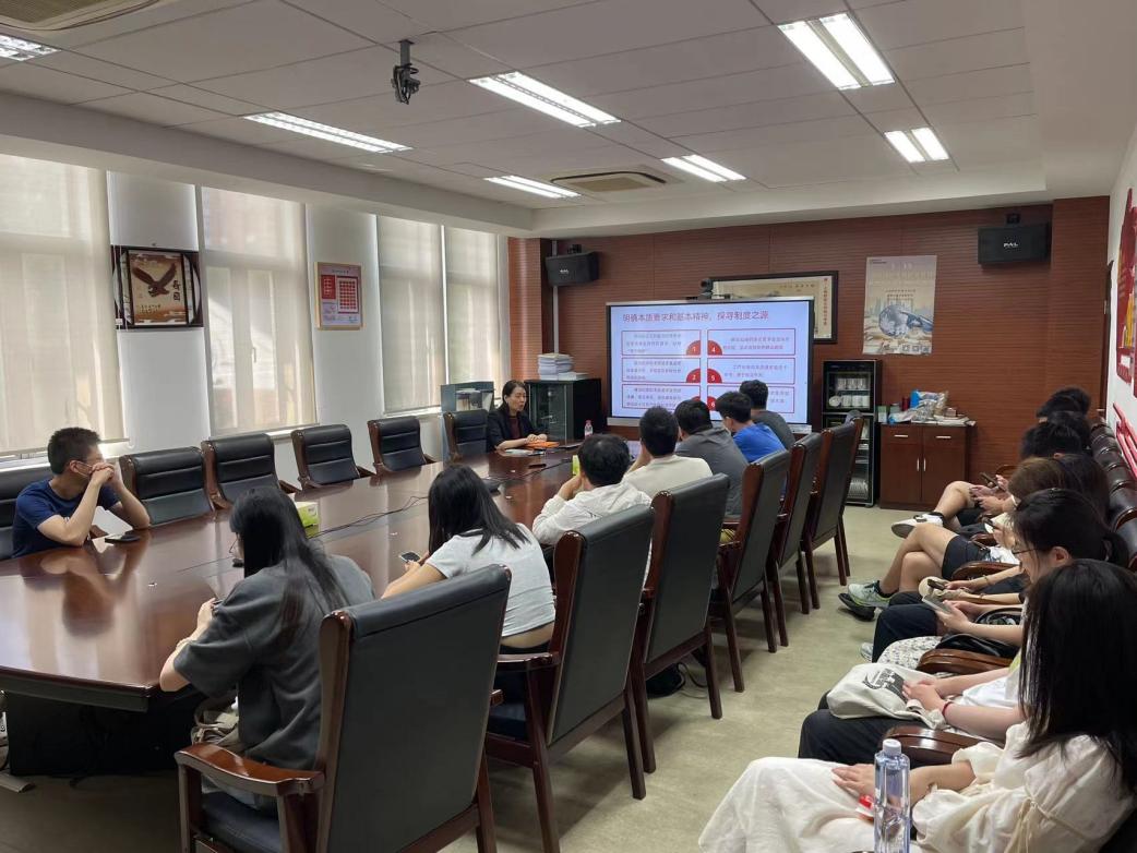 会议室里的人们  描述已自动生成